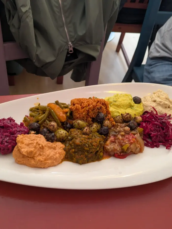 Cold meze selection plate with hummus, beetroot and red cabbage